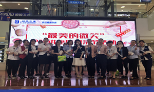 ���Ϸ���&ldquo;������΢Ц&rdquo;������ѵ��ĸ�׽��˶�